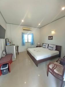 Ban Na Khwai的住宿－Dusita Parkview Resort @ Khua Suan Pla，一间卧室配有一张床、一张桌子和一个窗户。