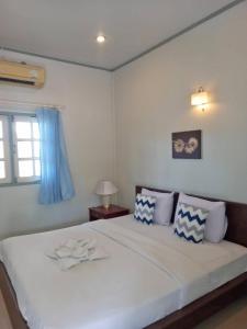 um quarto com uma grande cama branca e uma janela em Dusita Parkview Resort @ Khua Suan Pla em Ban Na Khwai