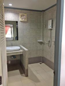 uma casa de banho com um lavatório e um chuveiro em Dusita Parkview Resort @ Khua Suan Pla em Ban Na Khwai