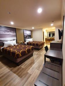 una habitación de hotel con 2 camas y un piano en Super 8 by Wyndham Cypress Buena Park Area, en Cypress