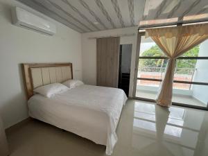 Giường trong phòng chung tại Hotel Palmeras Del Sinu