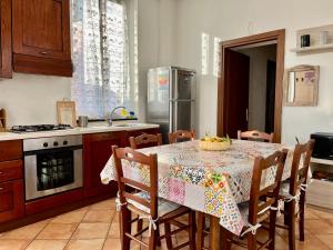 萊萬托的住宿－Casa Fiori D'Arancio，厨房配有桌椅和炉灶。