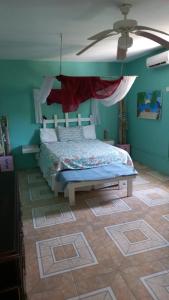 Tempat tidur dalam kamar di Castaways Villa
