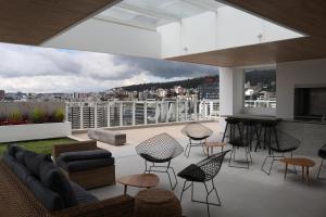 ein Wohnzimmer mit Stadtblick in der Unterkunft Cinnamon Suite - Private - Comfy - Brand NEW in Quito