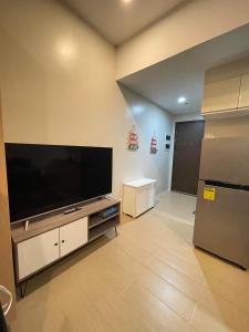 Μια τηλεόραση ή/και κέντρο ψυχαγωγίας στο EJ's Staycation 4th F with 200mbps Wi-Fi and NETFLIX