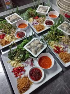 Ban Na Khwai的住宿－Dusita Parkview Resort @ Khua Suan Pla，餐桌上的自助餐,包括不同种类的食物
