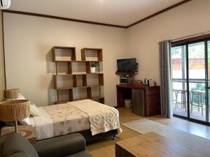 Grape Juice Retreat Rustic romantic gateway 5mins to beaches & town TV 또는 엔터테인먼트 센터