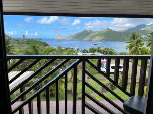 une vue sur l'océan depuis un balcon dans l'établissement Pension Mave Mai, à Nuku Hiva 7 autres photos