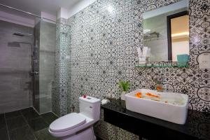 uma casa de banho com um WC, um lavatório e um chuveiro em HAI DAO HOI AN VILLA em Hoi An