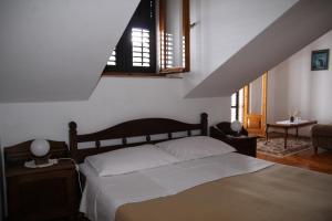 een slaapkamer met een groot bed en een raam bij Villa Kukuljica in Zaton