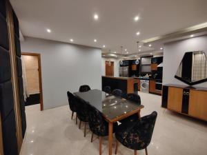 Kép Luxury Duplexe in Beverly Hills szállásáról Sheikh Zayed városában a galériában