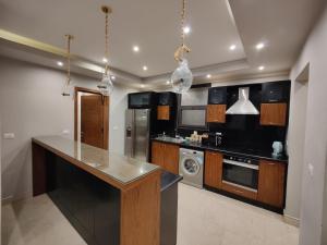 cocina con encimera y fogones en Luxury Duplexe in Beverly Hills en Sheikh Zayed