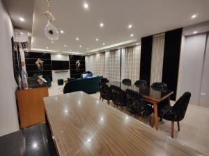 Sala de conferencias con mesa, sillas y sofá en Luxury Duplexe in Beverly Hills en Sheikh Zayed
