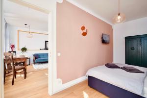 ein Schlafzimmer mit Bett und ein Esszimmer in der Unterkunft LaMaison Apartment - Ruhige Top-Lage im Zentrum Leipzigs, ideal für Städtereisen & Business in Leipzig + 12 Fotos