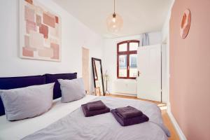 ein Schlafzimmer mit einem Bett mit zwei Kissen darauf in der Unterkunft casanando - LaMaison - neu saniert in ruhiger Innenstadtlage in Leipzig