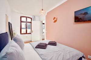 ein Schlafzimmer mit einem Bett, auf dem zwei Handtücher liegen in der Unterkunft LaMaison Apartment - Ruhige Top-Lage im Zentrum Leipzigs, ideal für Städtereisen & Business in Leipzig