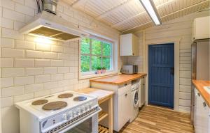 eine kleine Küche mit einem Herd und einem Fenster in der Unterkunft 3 Bedroom Beautiful Home In Vitared 