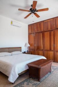 a bedroom with a bed and a ceiling fan at Casa privada con alberca grande in Chetumal