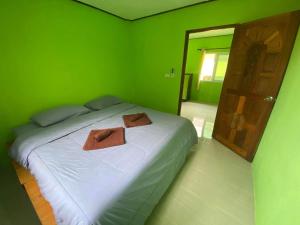 Een bed of bedden in een kamer bij Sunset Seaview Lamsai House