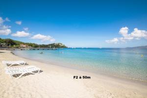 due sedie bianche su una spiaggia vicino all'acqua di F2 proche plage Anse Mitan a Les Trois-Îlets