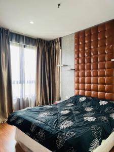 Un dormitorio con una cama grande con una ventana grande. en Liberty Tower I-City Shah Alam, Central Mall, I-City, en Shah Alam