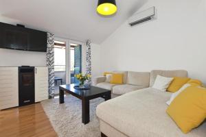 - un salon avec un canapé et une télévision dans l'établissement Apartment Leo - sea view & comfortable, à Ploče