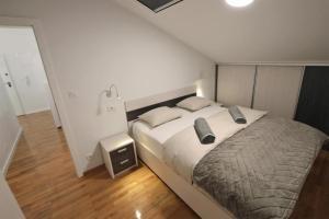 - une chambre avec un grand lit dans l'établissement Apartment Leo - sea view & comfortable, à Ploče