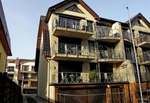 un condominio con balconi e tavoli di Villa Park & Plaża a Świnoujście