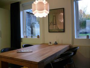 uma mesa de jantar com cadeiras e um lustre em Holiday Home Fredensvang em Arhus