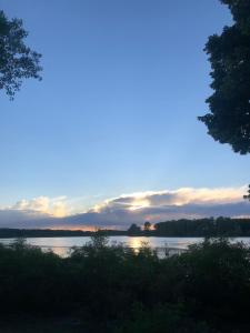 - Vistas al lago al atardecer en La Finestra sul Po - Agriturismo, en Monticelli dʼOngina