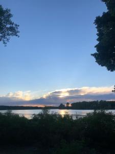 vista para um lago ao pôr-do-sol em La Finestra sul Po - Agriturismo em Monticelli dʼOngina