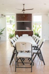 comedor con mesa blanca y sillas en Habitación privada con alberca, en Chetumal