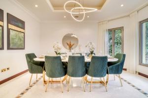 Гостиная зона в Frond E Villa, Palm Jumeirah - Mint Stay