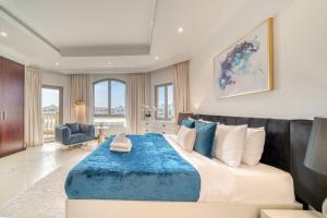 Кровать или кровати в номере Frond E Villa, Palm Jumeirah - Mint Stay +53 фотографии