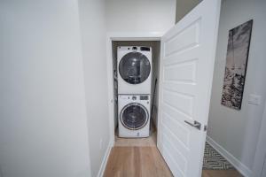 uma máquina de lavar e secar roupa num corredor com uma porta em Clearwater Lofts Bldg 3 103 em Keystone