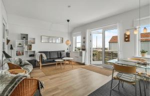 een woonkamer met een bank en een tafel bij Apartment Skudehavnen Rudkøbing Vi in Rudkøbing