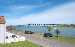 een brug over een rivier met auto's geparkeerd naast een weg bij Apartment Skudehavnen Rudkøbing Vi in Rudkøbing +29 foto's