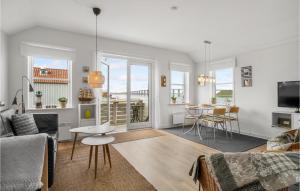 een woonkamer met een bank en een tafel bij Apartment Skudehavnen Rudkøbing Vi in Rudkøbing