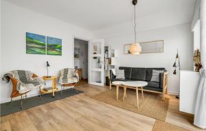 een woonkamer met een bank en een tafel bij Apartment Skudehavnen Rudkøbing Vi in Rudkøbing