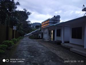 an empty road next to a building at Mountain View cottage Mankulam in Munnar