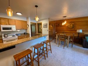 a kitchen and dining room with a counter and chairs at Argentine 1507 in Keystone