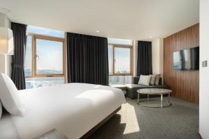 Staz Hotel Ulsan的电视和/或娱乐中心
