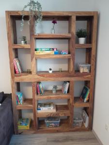 a book shelf in a room with books at Willkommen in Weisenheim am Sand in Weisenheim am Sand