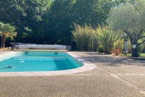 een klein zwembad in een tuin met bomen bij Prignac en médoc-maison-6 pers-3ch-piscine chauffée 