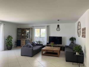 een woonkamer met banken en een salontafel bij Prignac en médoc-maison-6 pers-3ch-piscine chauffée 