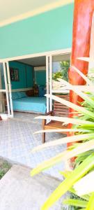 穆島的住宿－LUCKY Bungalows Koh Mook，房屋前设有带长凳的天井