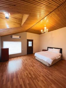 YıldızlıにあるRose villaの木製の天井が特徴のベッドルーム1室(ベッド1台付)