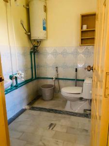 bagno con servizi igienici e lavandino di Chinar Residency a Skardu