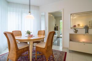 a dining room with a table and chairs at Villa Darja - Ferienwohnung Meerblick in Heringsdorf