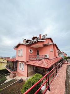 YıldızlıにあるRose villaの赤い屋根のピンクの家